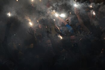 Las bengalas de los hinchas