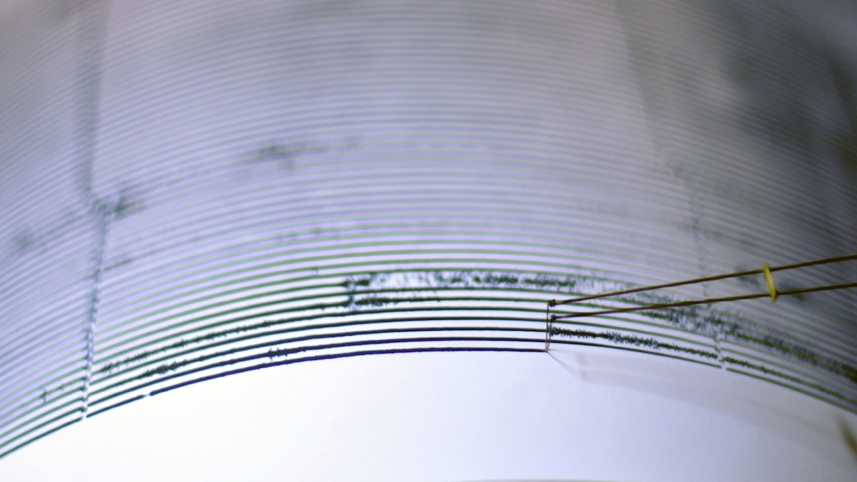 Imagen ilustrativa de movimiento sísmico y mapa del litoral peruano