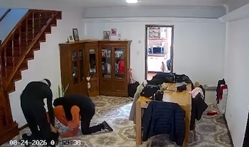 Al dueño de la casa le dieron una feroz golpiza con un palo (Captura de video)