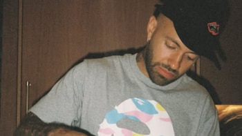 Feid lloró en pleno concierto al interpretar canción de desamor: los comentarios sobre Karol G se dispararon en redes