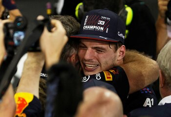 Emocionado abrazo de Max Verstappen