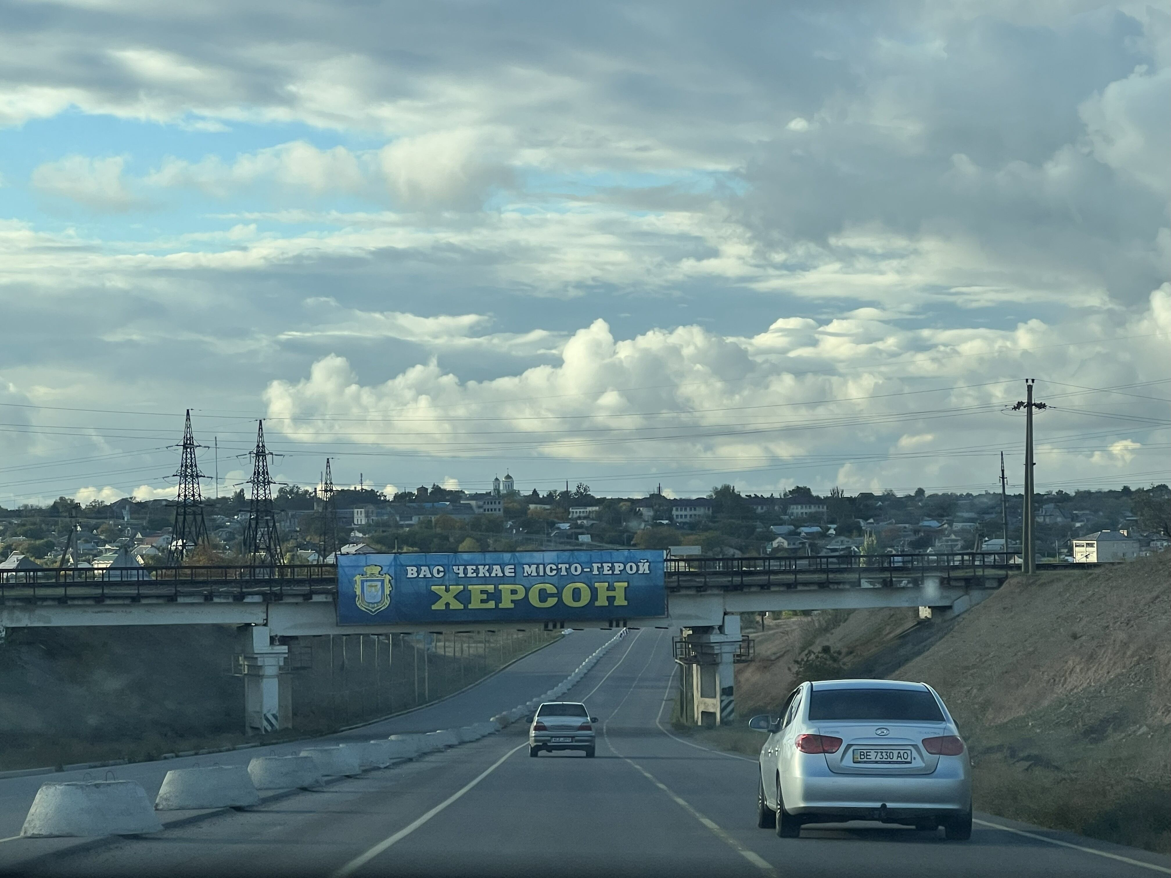 La municipalidad de Kherson cubrió la carretera principal que conduce a la ciudad con redes antidrones. Aunque no salvan vidas, sí enredan a algunos de los drones pequeños. (Nataliya Gumenyuk/The Reckoning Project)