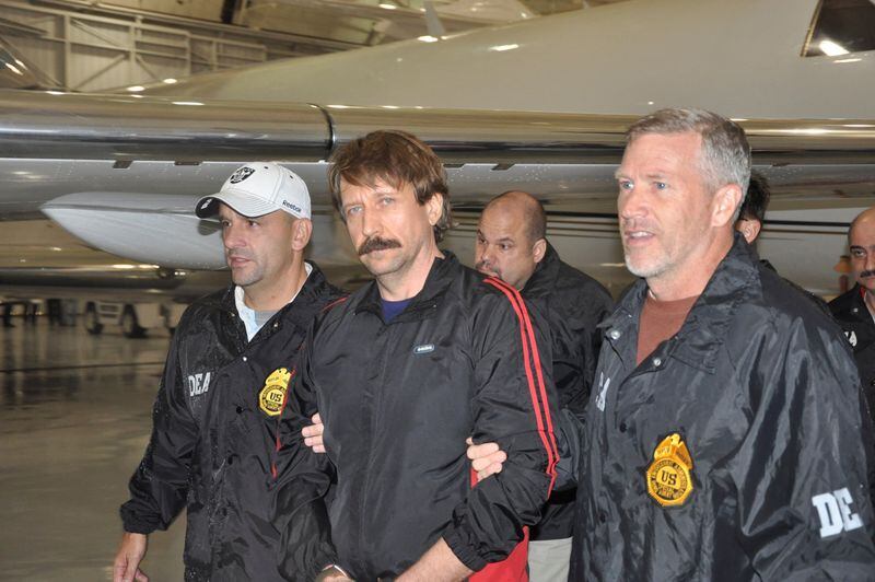 El presunto traficante de armas ruso Viktor Bout (centro) es escoltado por agentes de la DEA tras llegar al aeropuerto del condado de Westchester en White Plains, Nueva York, Estados Unidos el 16 de noviembre de 2010