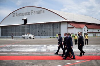 Antony Blinken camina con el