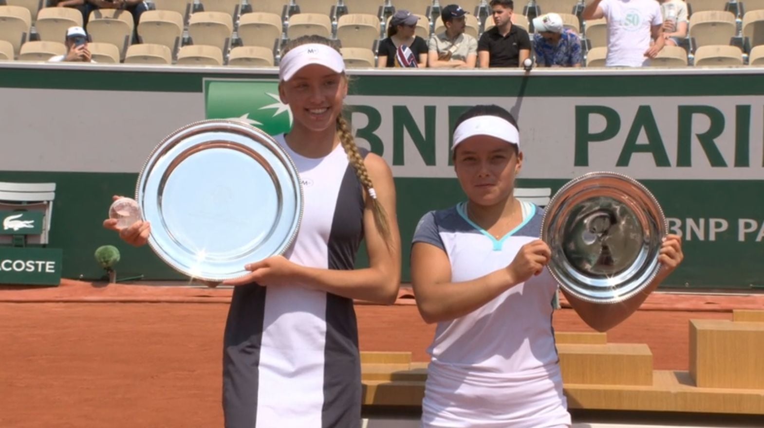Lucciana Pérez con el premio de subcampeona del Roland Garros Junior 2023. A su lado la campeona Alina Korneeva (ESPN).