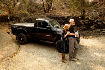 Dos personas lamentan los daños
