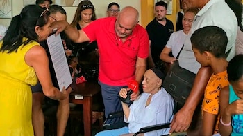 Omara Portuondo, la diva de 95 años de ‘Buena Vista Social Club’, recibió el máximo galardón de la discográfica estatal cubana