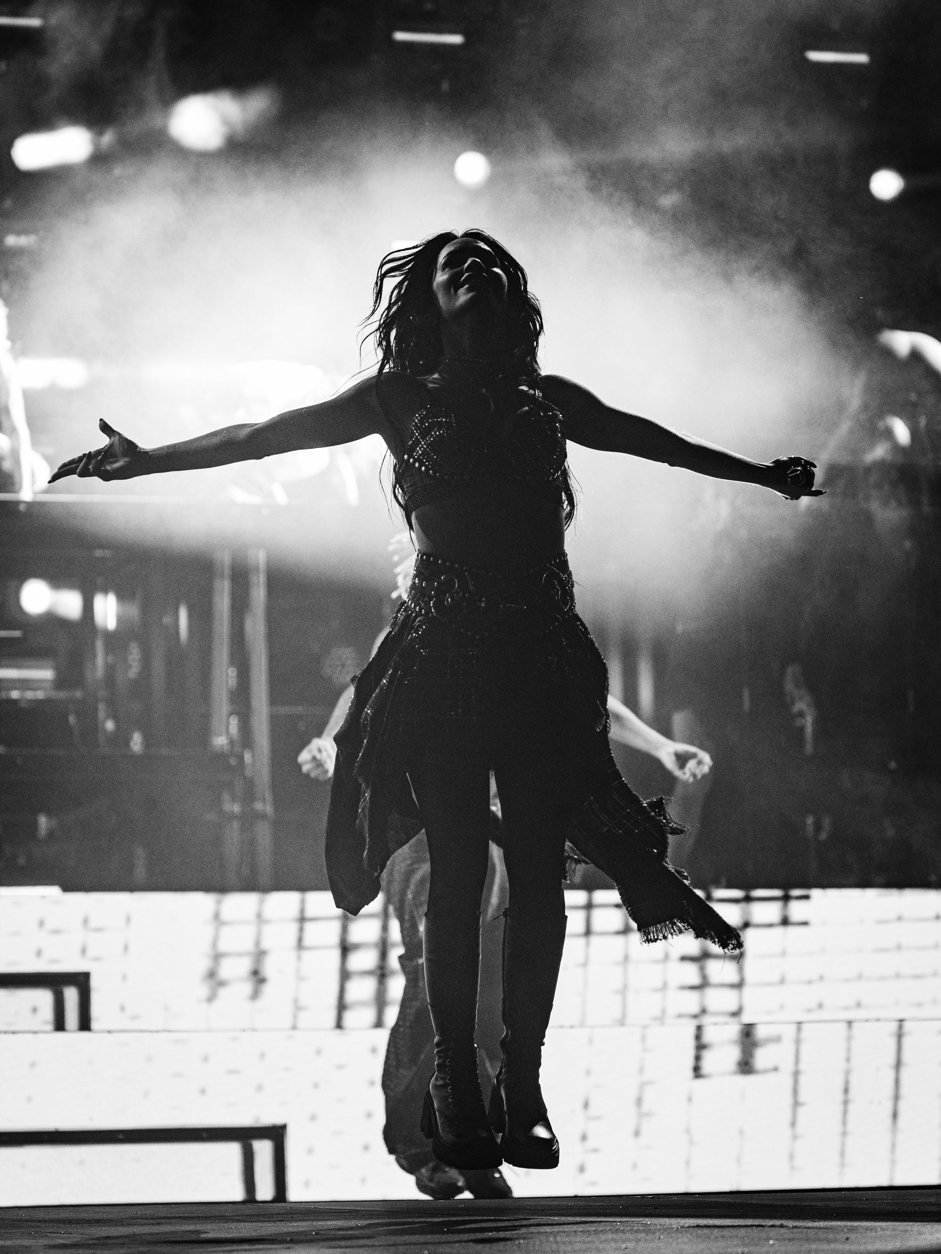 La cantante Lali Espósito actúa sobre el escenario del estadio de River Plate durante su concierto.