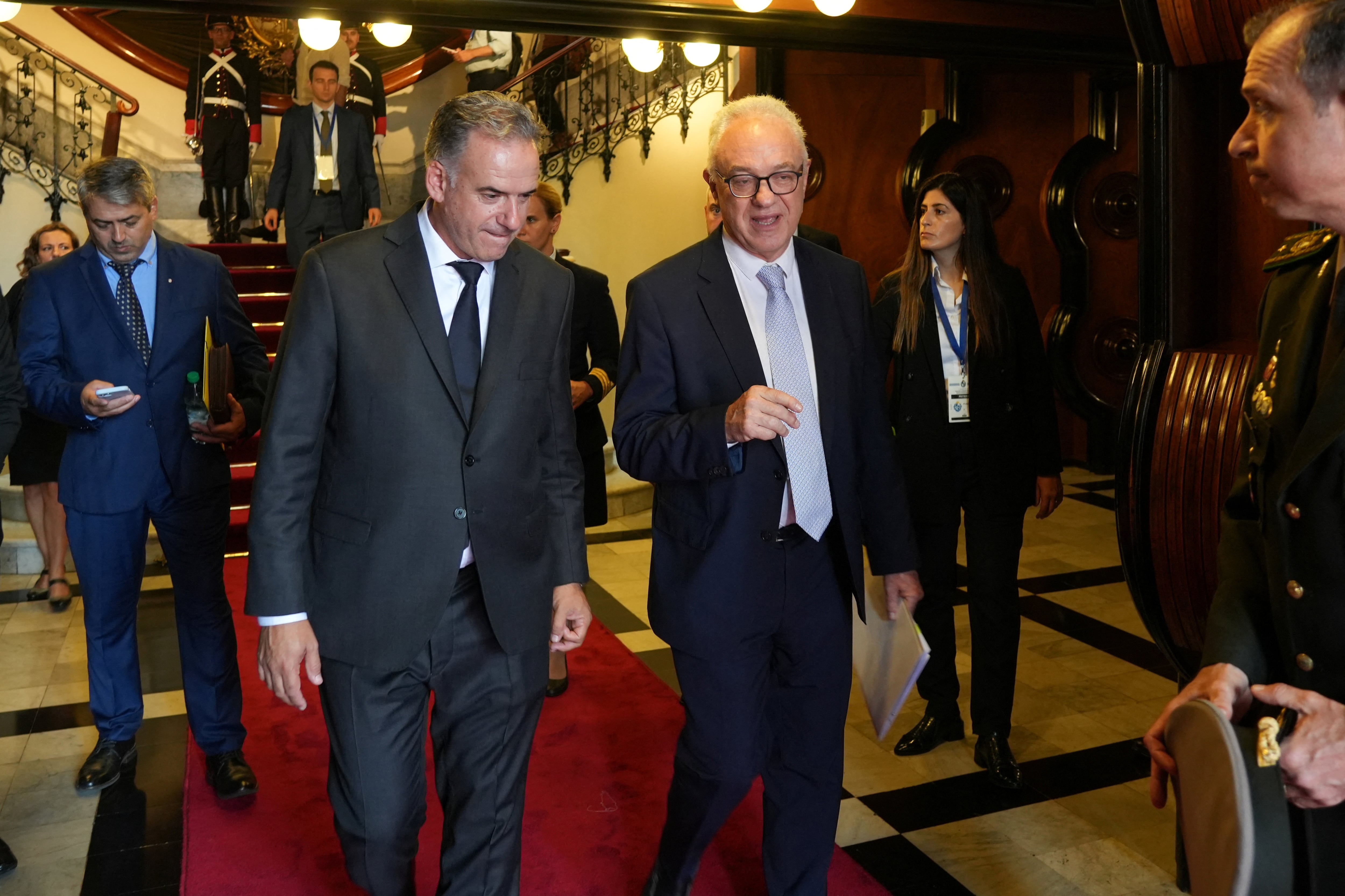 Yamandú Orsi junto a su canciller, Mario Lubetkin (REUTERS/Mariana Greif)