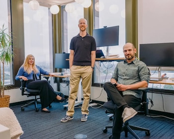 El equipo de Eleos: de izquierda a derecha, Rosie Campbell, Dillon Plunkett y Robert Long en su oficina de Berkeley, California. Credito: Ian C. Bates para The New York Times