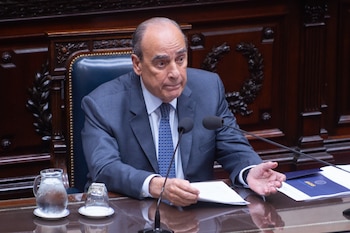 O chefe da Casa Civil, Guillermo Francos, fala aos deputados