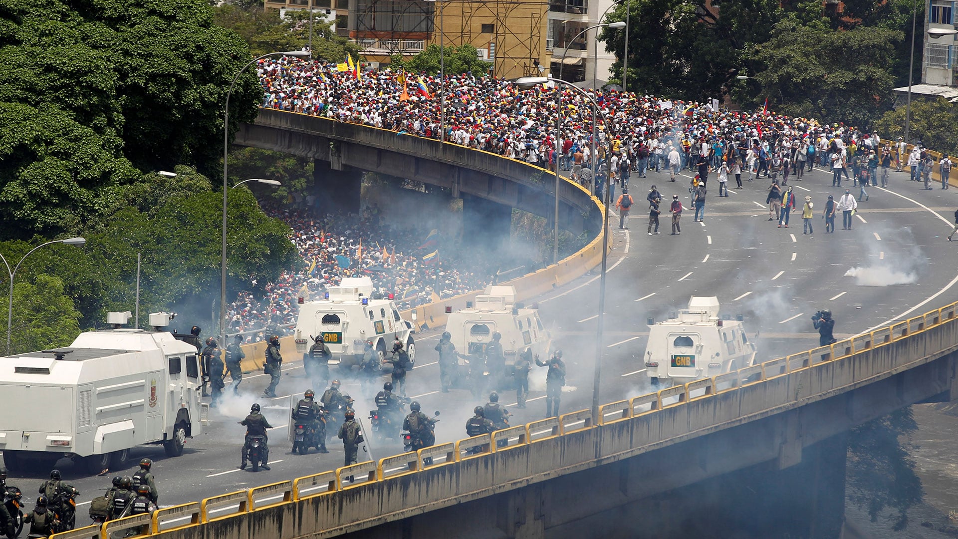 Efectivos de la Guardia Nacional Bolivariana repimen una protesta en Caracas contra el régimen del ex dictador Maduro (Reuters/Archivo)