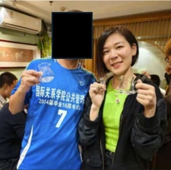 Una mujer con camiseta verde y un hombre con el rostro tapado con un cuadro negro sostienen jarras de vidrio transparentes