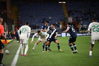 Futbolistas de Guatemala intentaron recuperar el balón ante la presión de los jugadores de Argelia durante el partido amistoso (Foto cortesía @andresNadf).
