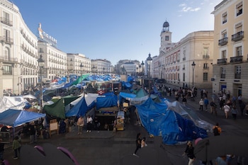 13/10/2026 Vista general de la acampada en la Puerta del Sol, a 13 de octubre de 2026, en Madrid (España). Vox ha presentado este martes una querella ante la Sección de Instrucción del Tribunal de Instancia de Madrid contra el delegado del Gobierno en la Comunidad de Madrid, Francisco Martín, por presuntos delitos de omisión del deber de perseguir delitos y prevaricación administrativa por omisión, en relación con la acampada instalada desde finales de septiembre en la Puerta del Sol.
POLITICA
Eduardo Parra - Europa Press