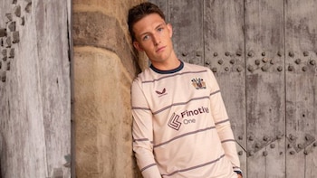 Oliver Sonne, modelo de presentación de la nueva camiseta 'claret'. - Crédito: Burnley