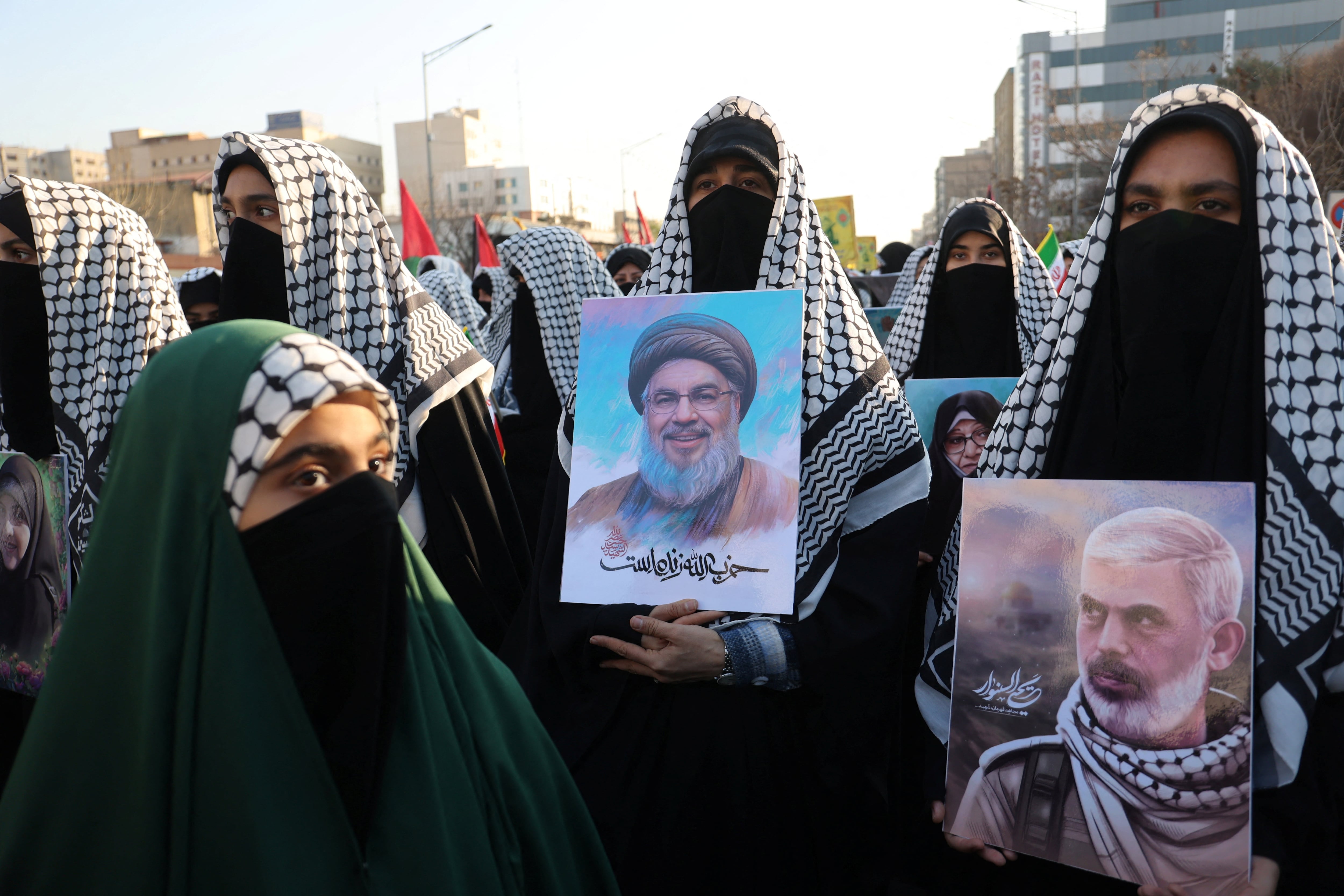Una mujer miembro de las fuerzas de la milicia (Basij) sostiene una foto del difunto líder de Hezbolá, Sayyed Hassan Nasrallah, durante una marcha antiisraelí en Teherán, Irán, el 10 de enero de 2025. Majid Asgaripour/WANA (Agencia de Noticias de Asia Occidental) vía REUTERS