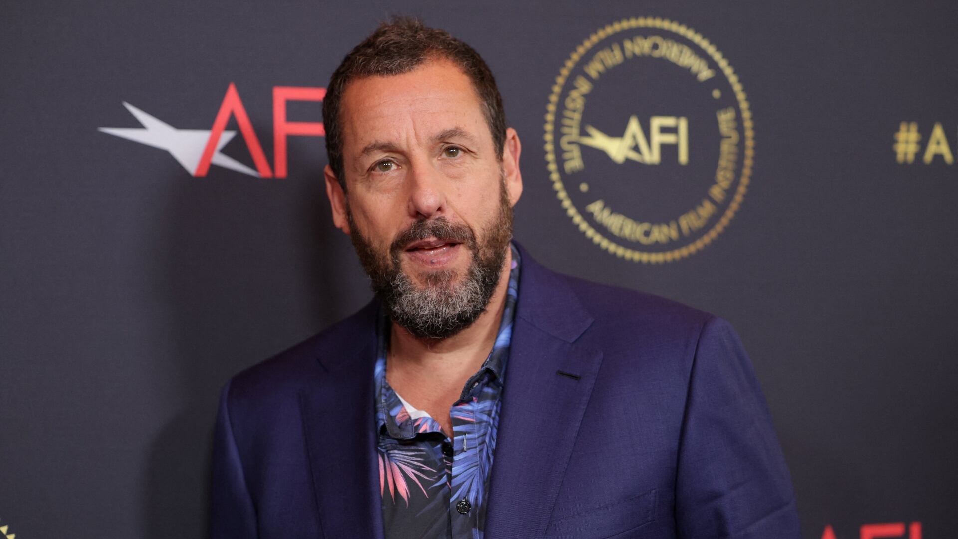 Adam Sandler se burla de su vejez en discurso de premios con hilarantes razones