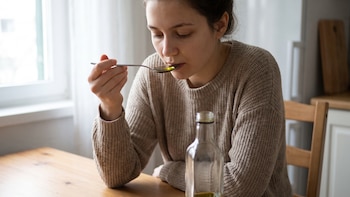 Aceite de oliva en ayunas: la dosis exacta que marca la diferencia entre beneficio y exceso calórico