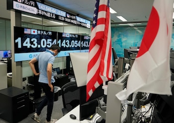 Un comerciante camina junto a