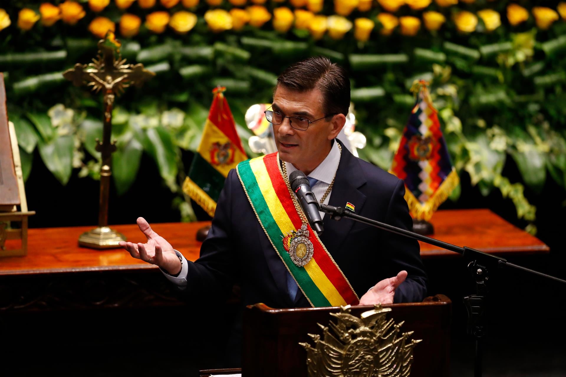 Paz levanta el subsidio al combustible en Bolivia y aumenta un 20% el salario mínimo