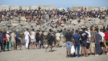 Marruecos culpa a España de la crisis de Ceuta por sus políticas de acogida y exige la devolución de los migrantes supervivientes y de los fallecidos