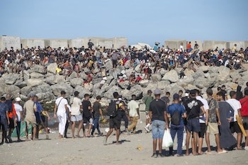 21/08/2026 Miembros de la Cruz Roja reparten comida a los inmigrantes en una playa, a 21 de agosto de 2026, en Ceuta (España). Ceuta sigue afrontando una grave crisis humanitaria después de la histórica entrada masiva de más de 70.000 migrantes a nado por el Tarajal durante los días 30 y 31 del pasado mes de julio. Aunque actualmente el despliegue policial y el refuerzo de la frontera por parte de las autoridades marroquíes han conseguido frenar las entradas, la ciudad autónoma sigue enfrentando una grave crisis humanitaria, sanitaria y de seguridad.
POLITICA
Marcos Moreno - Europa Press