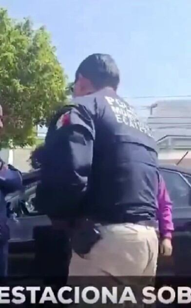 El incidente ocurrió frente a Plaza Aragón y quedó grabado en video.