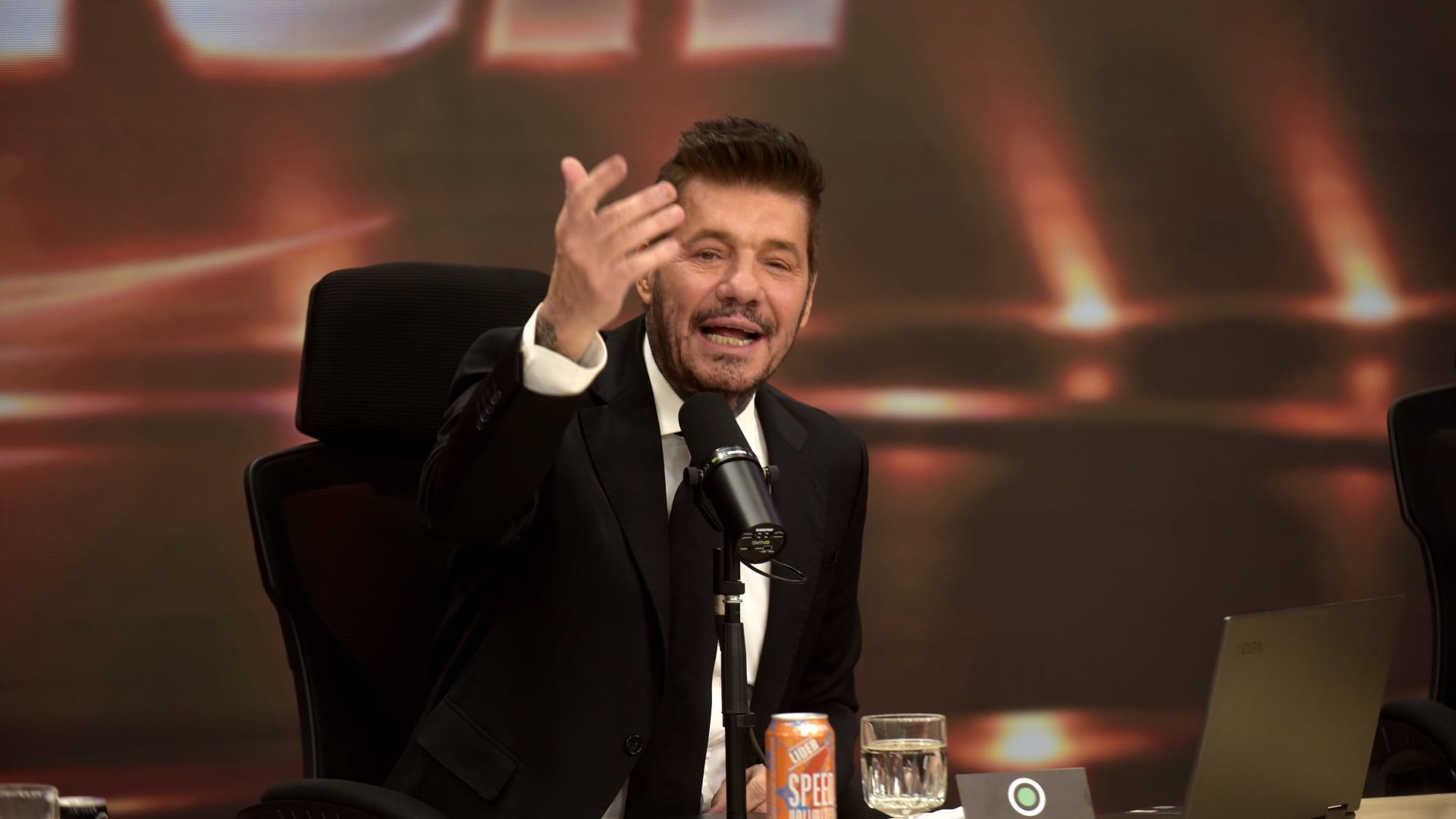 Marcelo Tinelli debutó con Dale Match en Infobae en Vivo. El conductor abrió el programa con “Costumbres argentinas”, de Los Abuelos de la Nada (Gustavo Gavotti)