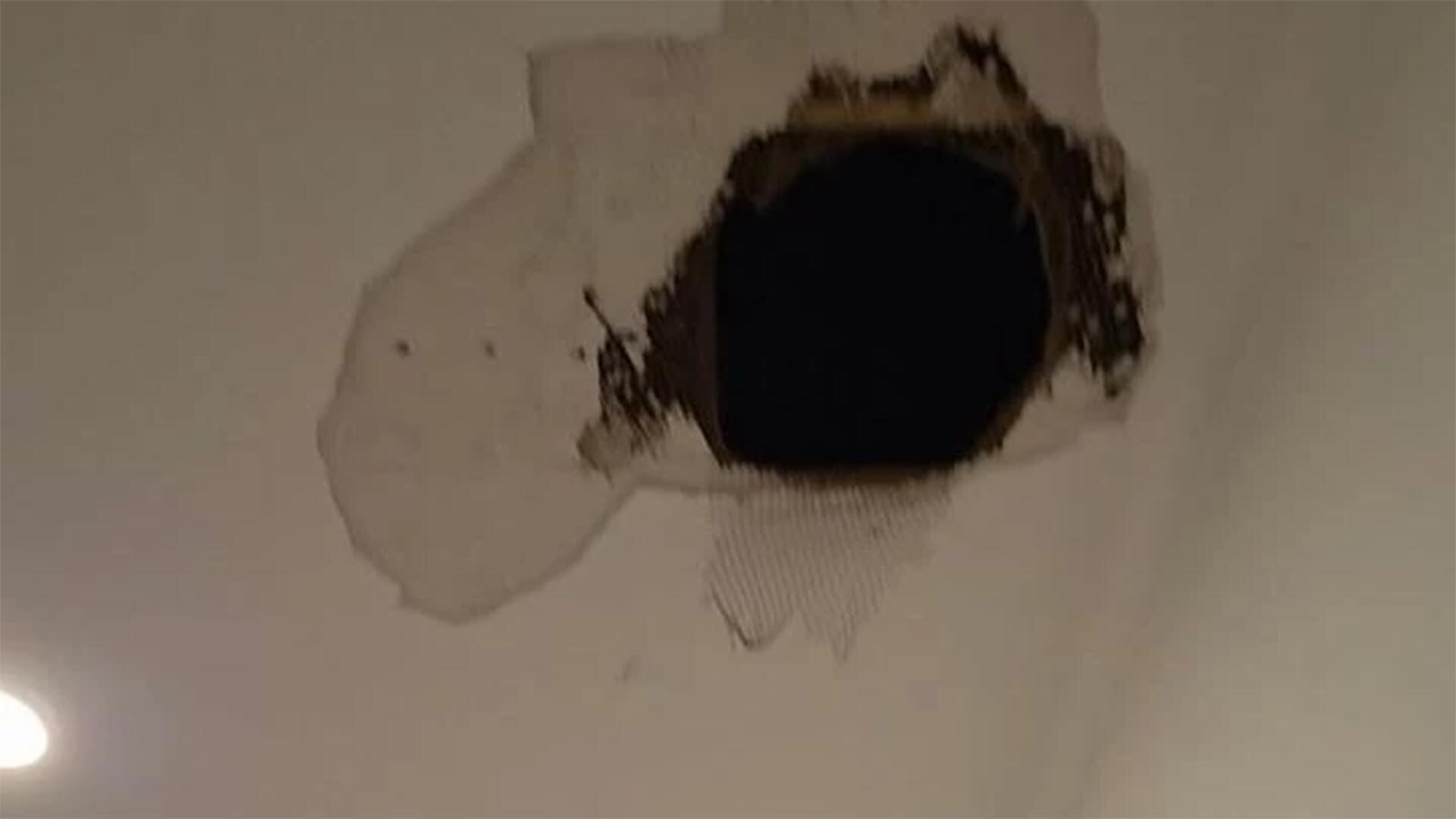 De acuerdo con las primeras pericias policiales, los intrusos ingresaron por el techo, donde hicieron un agujero para acceder al interior sin ser vistos ni oídos por los vecinos