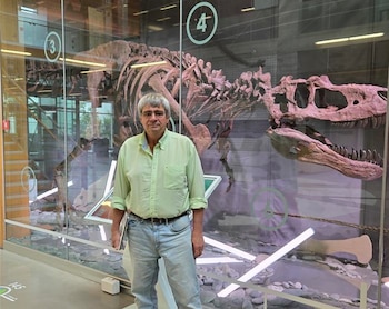 El Dr. Philippe Claeys, profesor visitante de la Universidad de Columbia Británica, observa una muestra en el Museo de la Tierra del Pacífico (Universidad de Columbia Británica)