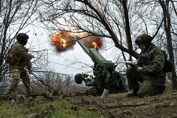 Militares del equipo de artillería