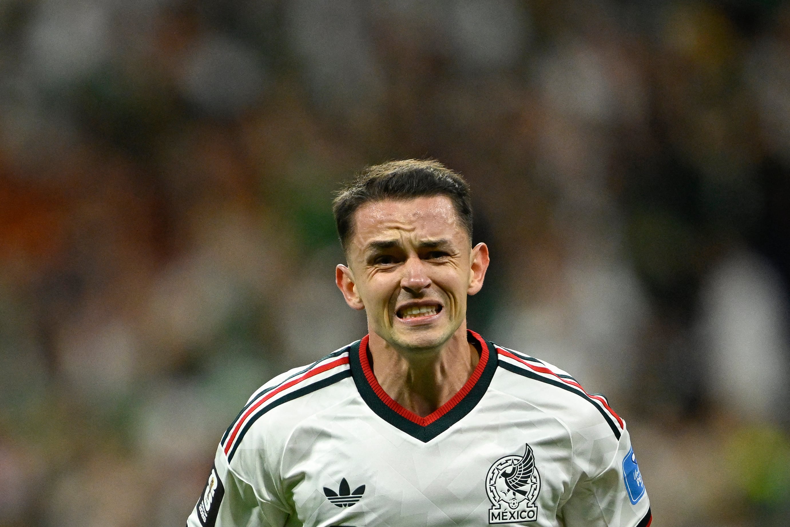 Tras brillar en el Mundial 2026 con la Selección Mexicana, Álvaro Fidalgo no jugó en las dos primeras jornadas de LaLiga y crecen los rumores sobre su posible salida del Betis. (Photo by Alfredo ESTRELLA / AFP)