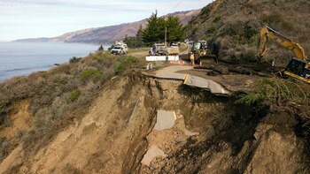 Operarios trabajan en la escena,