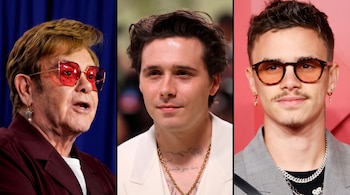 Tres retratos individuales en primer plano de Elton John, Brooklyn Beckham y Romeo Beckham separados por líneas negras.