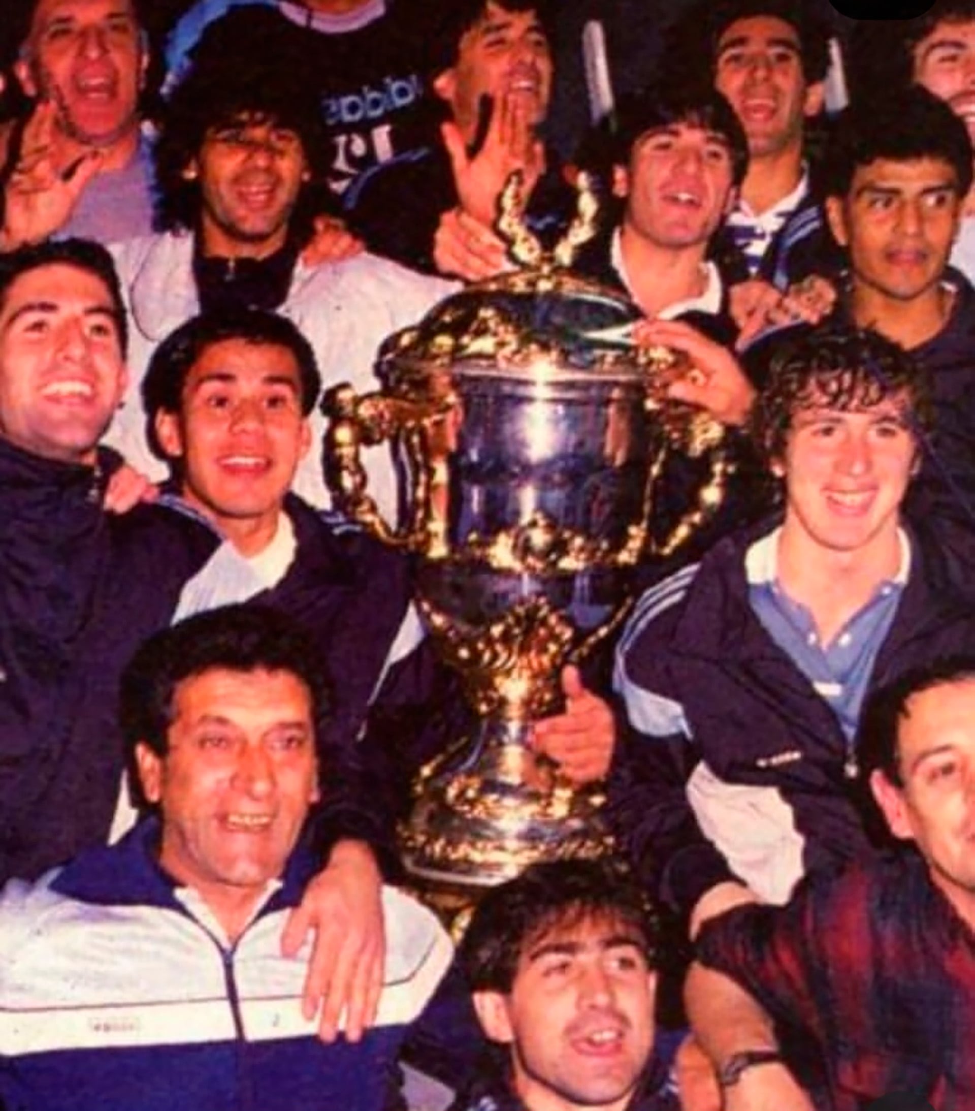 Chupete Vázquez, Rubén Paz y Néstor Fabbri, entre otros, con la Supercopa obtenida por Racing en 1988