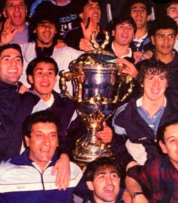 Chupete Vázquez, Rubén Paz y Néstor Fabbri, entre otros, con la Supercopa obtenida por Racing en 1988