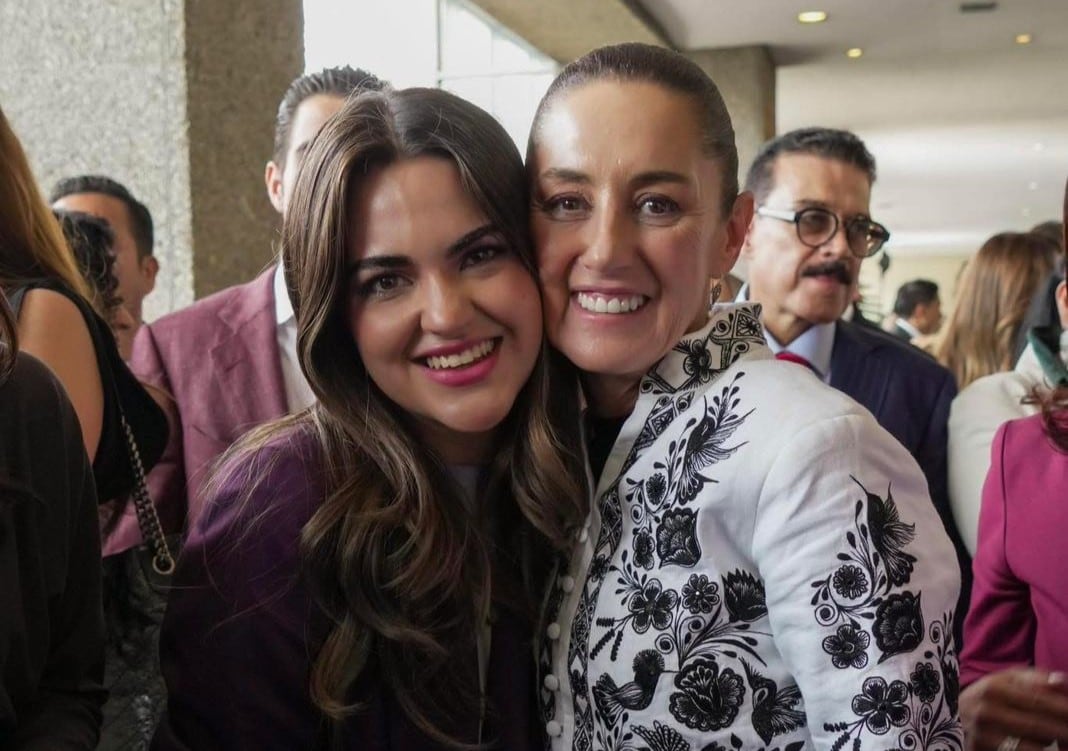 Andrea Chávez le entrega sombrero artesanal a Claudia Sheinbaum como símbolo de apoyo. Foto: Senadores Morena