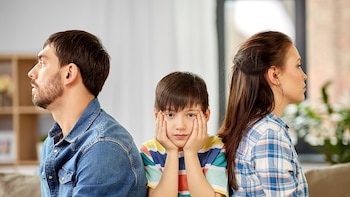 ¿El divorcio de los padres aumenta el riesgo de depresión en la edad adulta de los niños -- o se debe a otros problemas parentales?