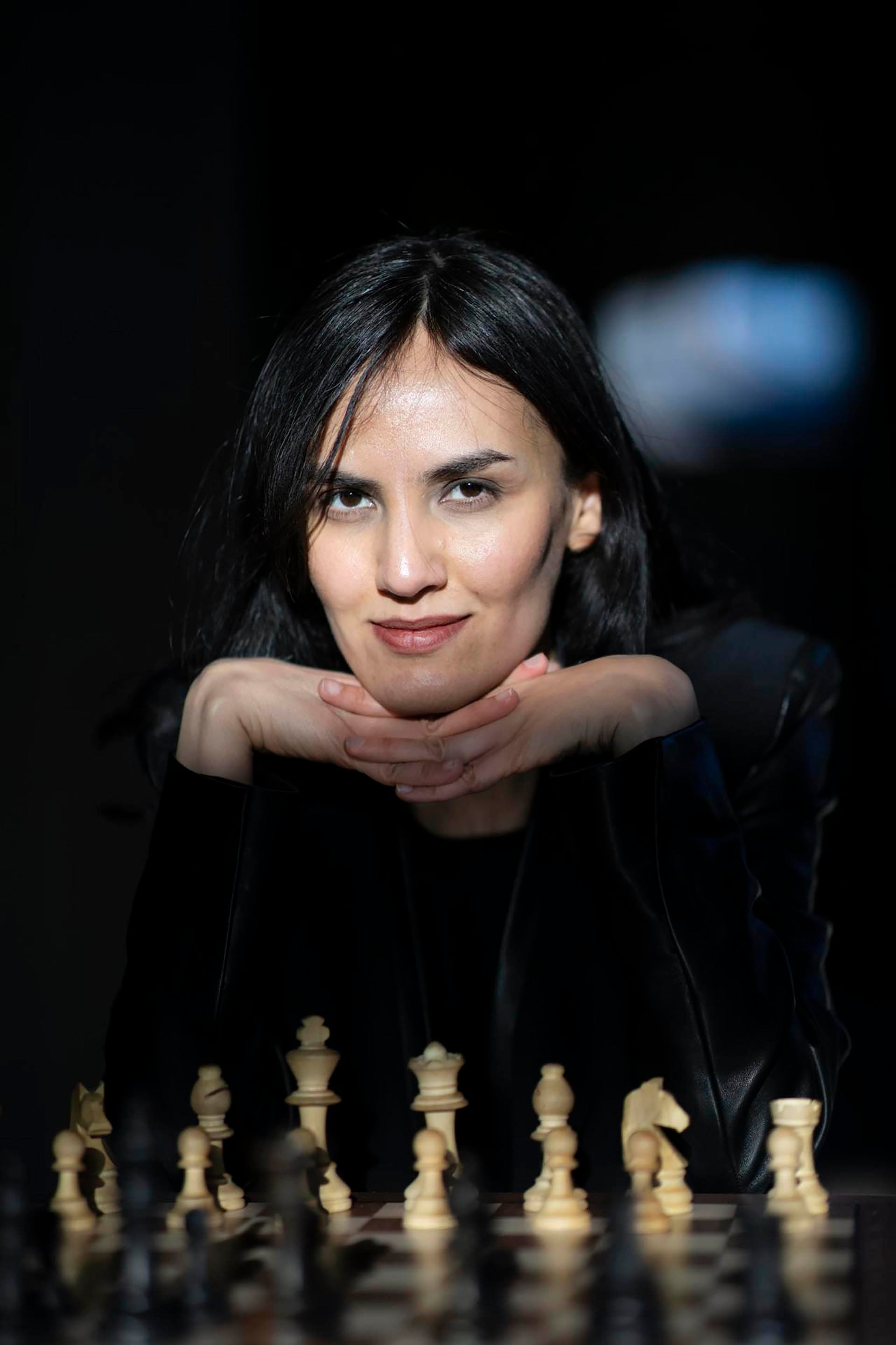 La ajedrecista iraní y francesa Mitra Hejazipour posa para una fotografía en la Federación Francesa de Ajedrez (FFE) en Asnières-sur-Seine, al norte de París, Francia, el 18 de enero de 2024 (EFE/YOAN VALAT)