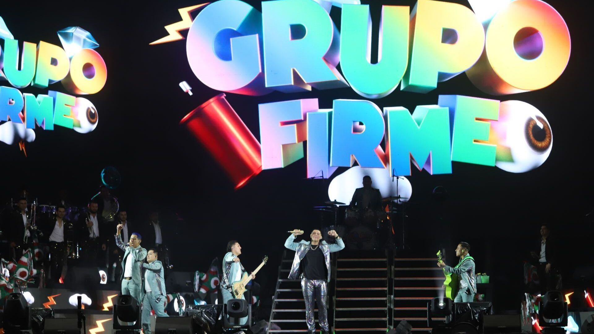 Fan paga a Grupo Firme en Feria Expogan 2025. (Cuartoscuro)