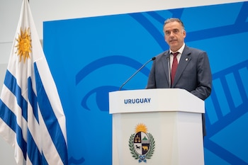 El presidente de Uruguay, Yamandú Orsi, al anunciar la inversión de la empresa española Solaria (Martin Cerchiari - Presidencia)