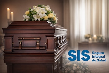 Féretro de madera oscura con arreglos florales de lirios blancos y rosas amarillas. Logo SIS con el texto 'Seguro Integral de Salud' en azul.