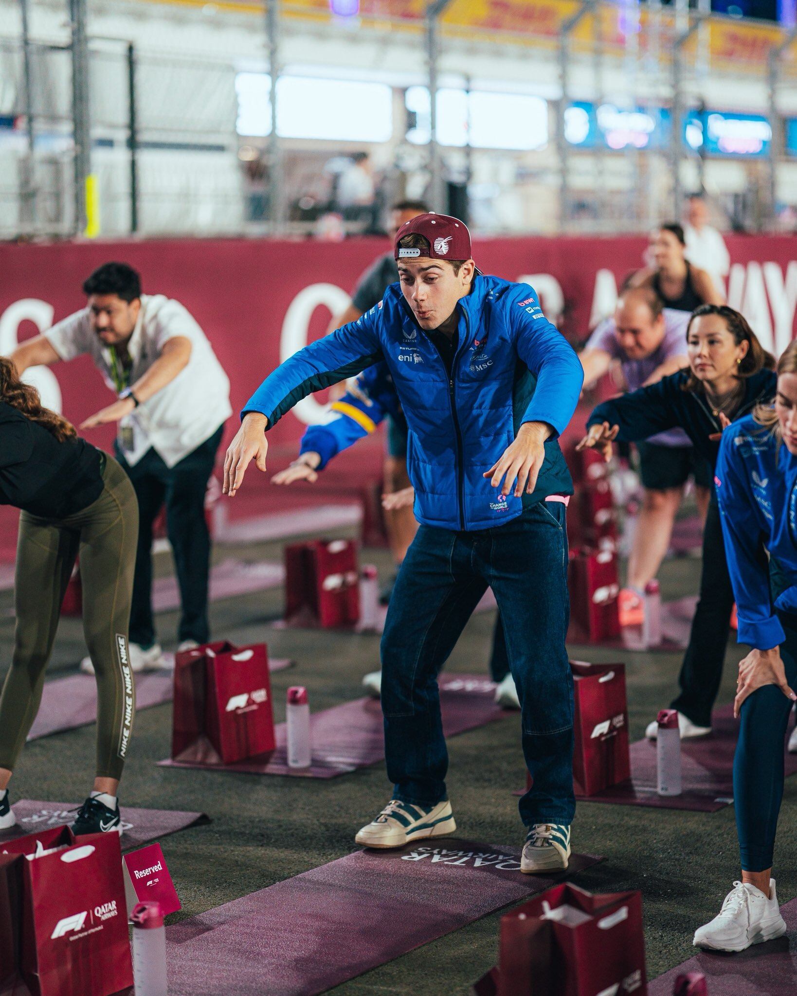 Colapinto durante la clase de yoga que brindó Djokovic (Alpine)