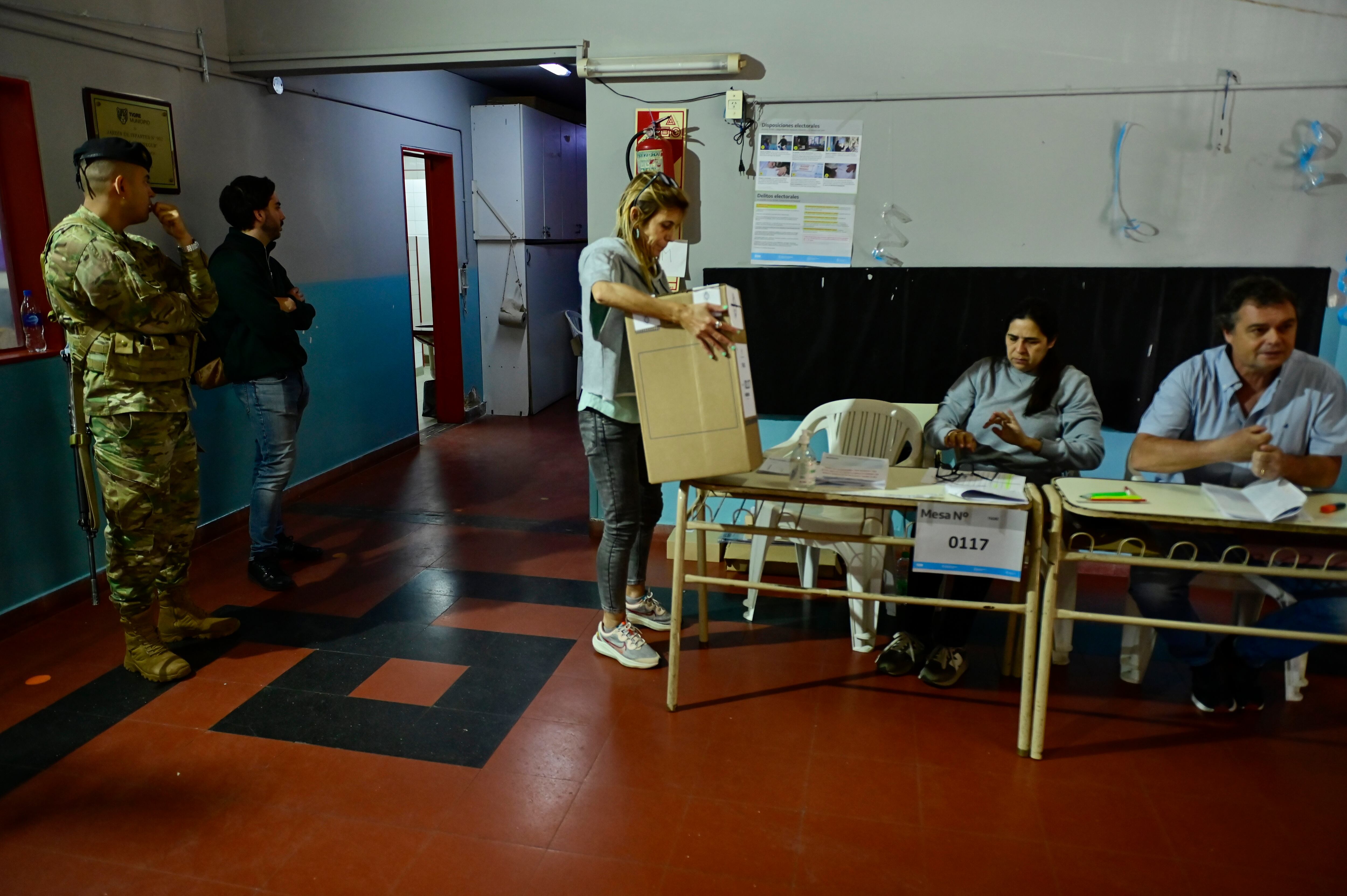 Autoridades de mesa, en plena elección argentina (EFE/Matias Martin Campaya).