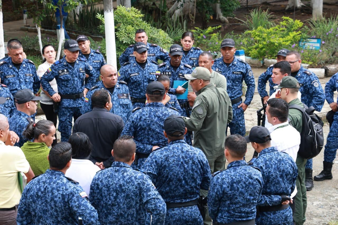 El subdirector del penal de Neiva recibe atención médica especializada tras resultar herido en el atentado. - crédito @DInpec / X