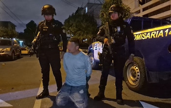 Un enfrentamiento entre la Policía Nacional Civil y presuntos robacarros en la zona 11 de la Ciudad de Guatemala dejó un muerto y un detenido.