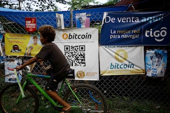 Fotografía de carteles que ofrecen bitcoin como forma de pago cerca a la playa El Zonte, en Chiltiupan, El Salvador. (EFE/ Miguel Lemus)