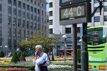 Un termómetro marca 44 º C este miércoles en Bilbao. EFE/Luis Tejido