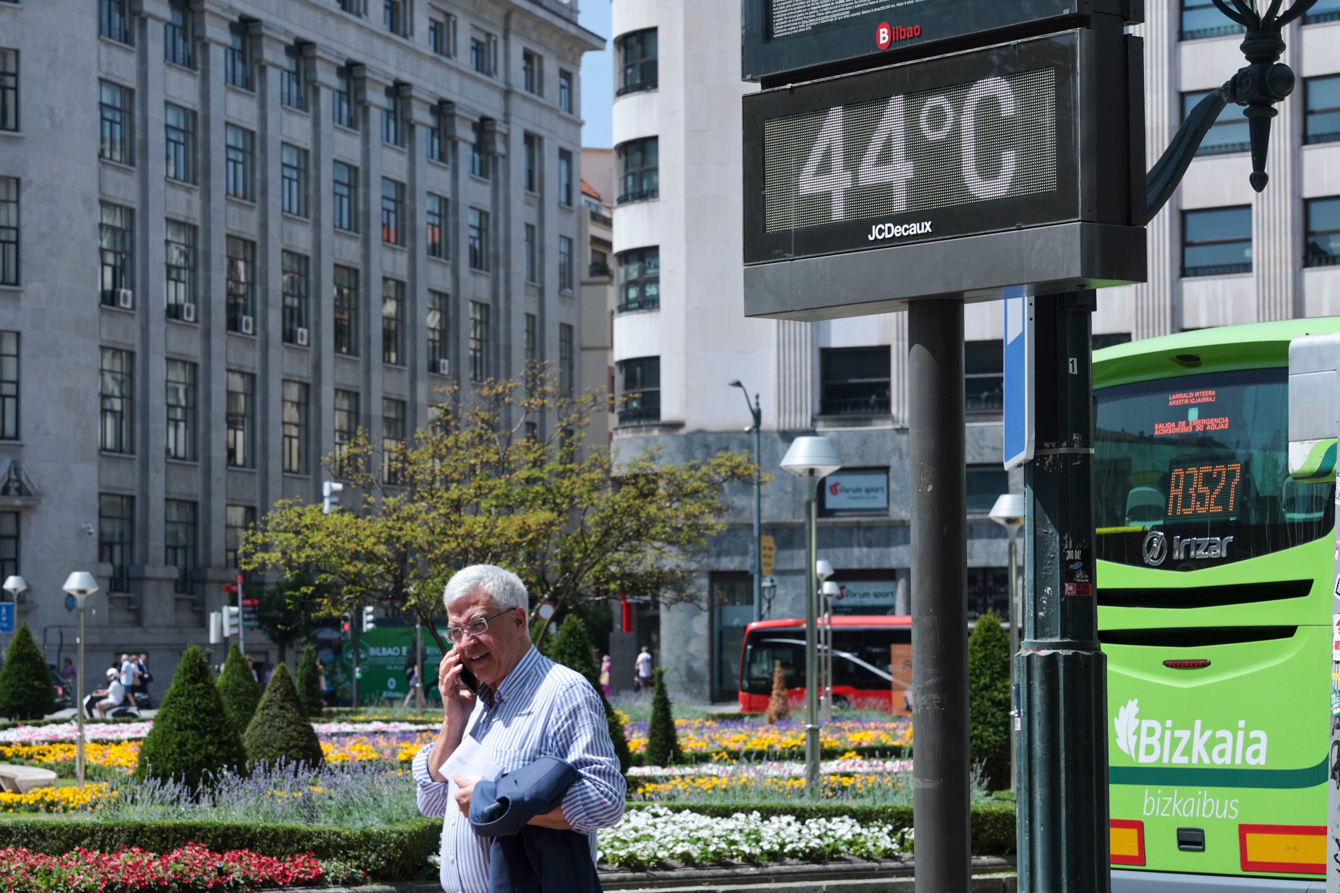 Un termómetro marca 44 o C este miércoles en Bilbao. EFE/Luis Tejido